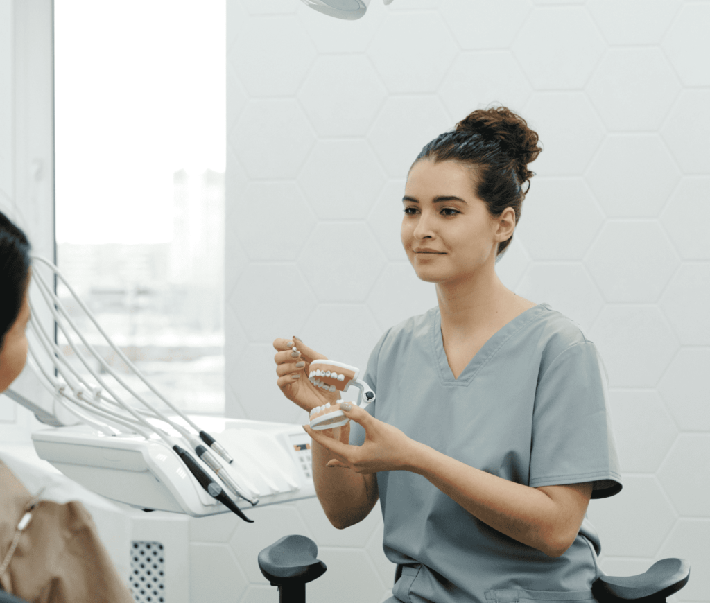 Dentista explicando